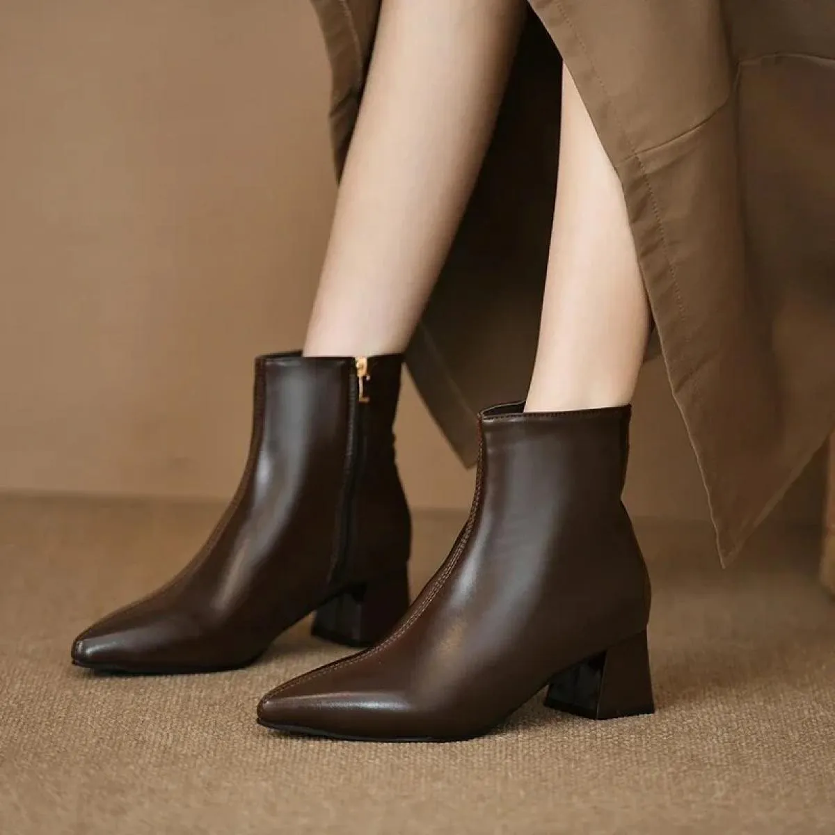 2024 Scarpe da donna di vendita calde Inverno Tacco quadrato Stivali moderni Caviglia Semplice Punta a punta Tacco medio Stivali