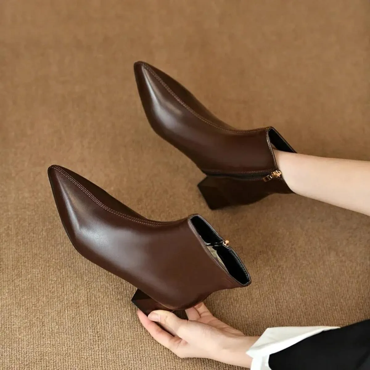 2024 Scarpe da donna di vendita calde Inverno Tacco quadrato Stivali moderni Caviglia Semplice Punta a punta Tacco medio Stivali