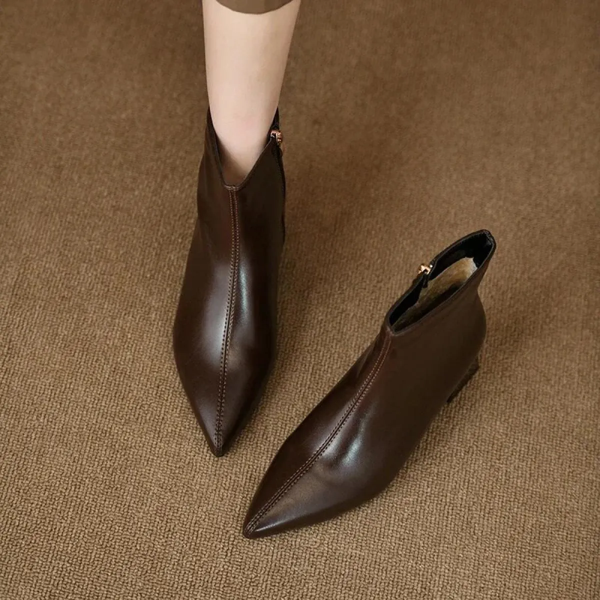 2024 Scarpe da donna di vendita calde Inverno Tacco quadrato Stivali moderni Caviglia Semplice Punta a punta Tacco medio Stivali