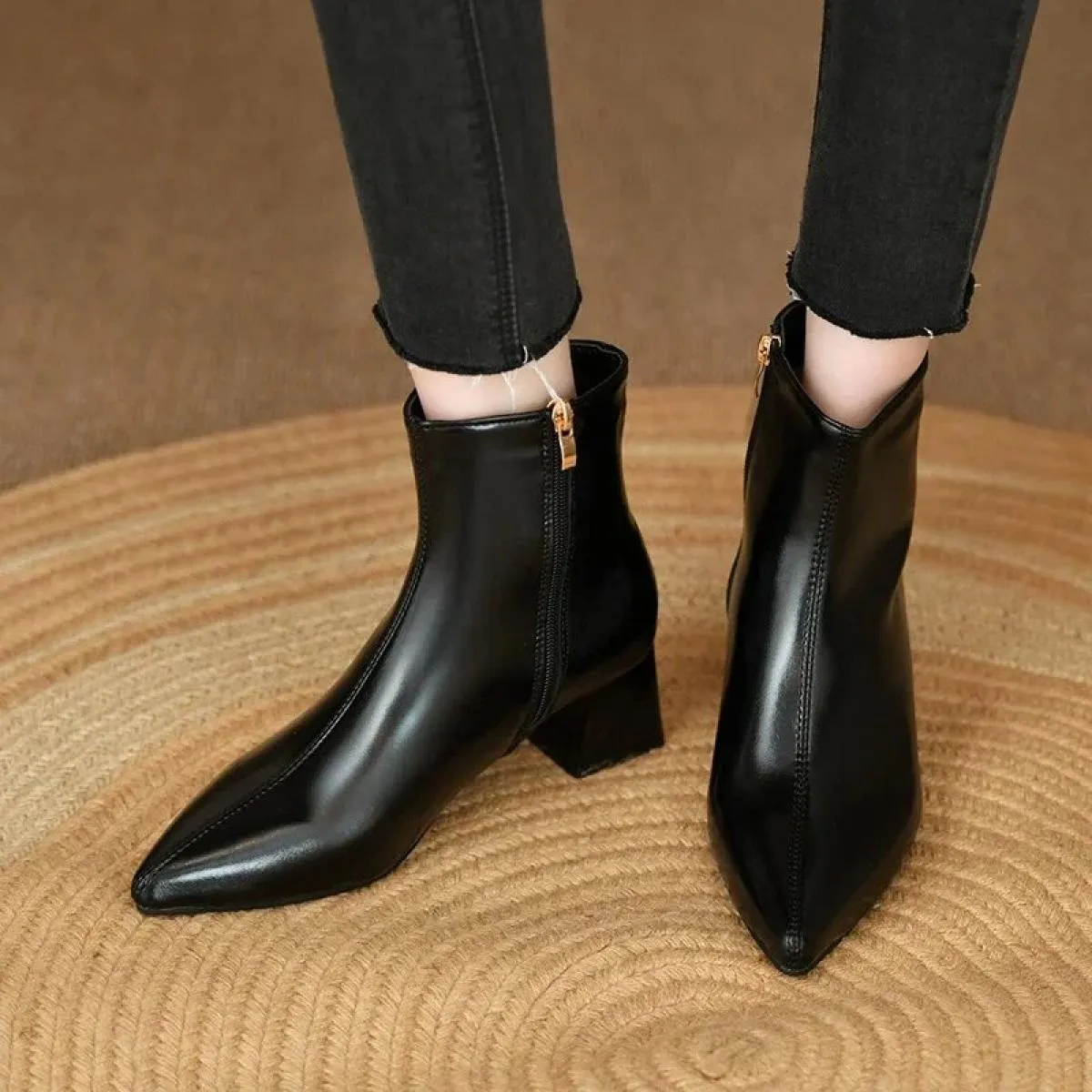 2024 Scarpe da donna di vendita calde Inverno Tacco quadrato Stivali moderni Caviglia Semplice Punta a punta Tacco medio Stivali
