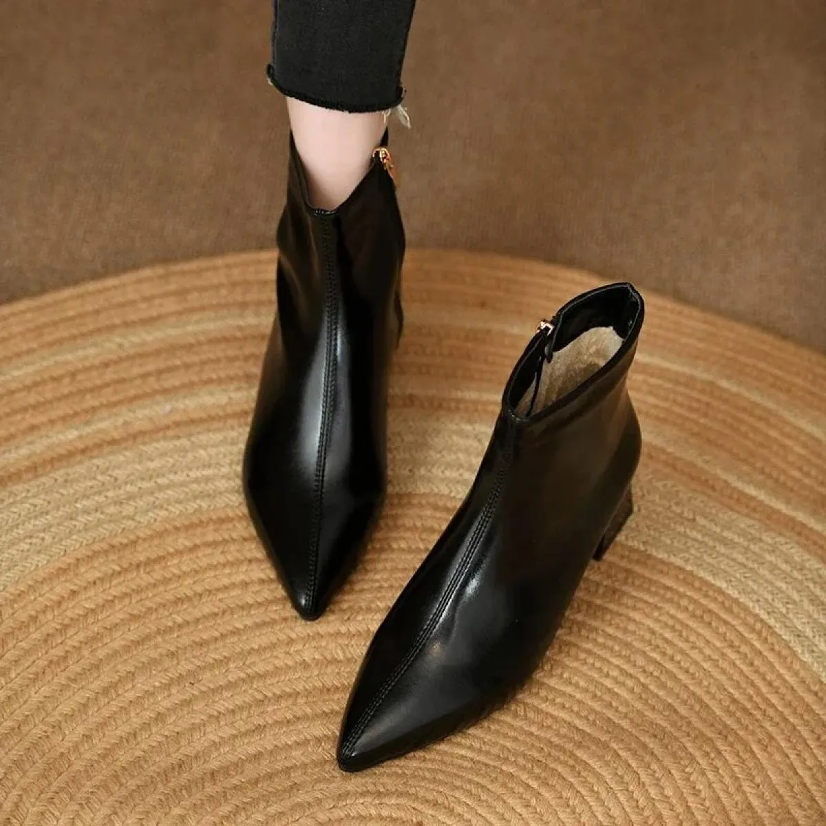 2024 Scarpe da donna di vendita calde Inverno Tacco quadrato Stivali moderni Caviglia Semplice Punta a punta Tacco medio Stivali