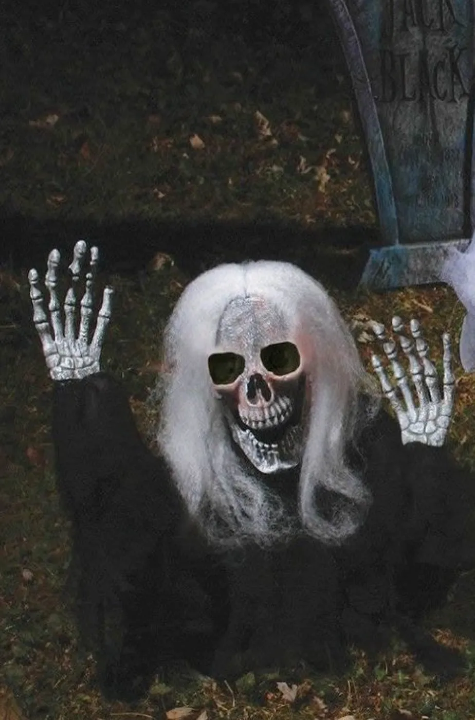 Addobbo Halloween da giardino scheletro che esce dal terreno nero