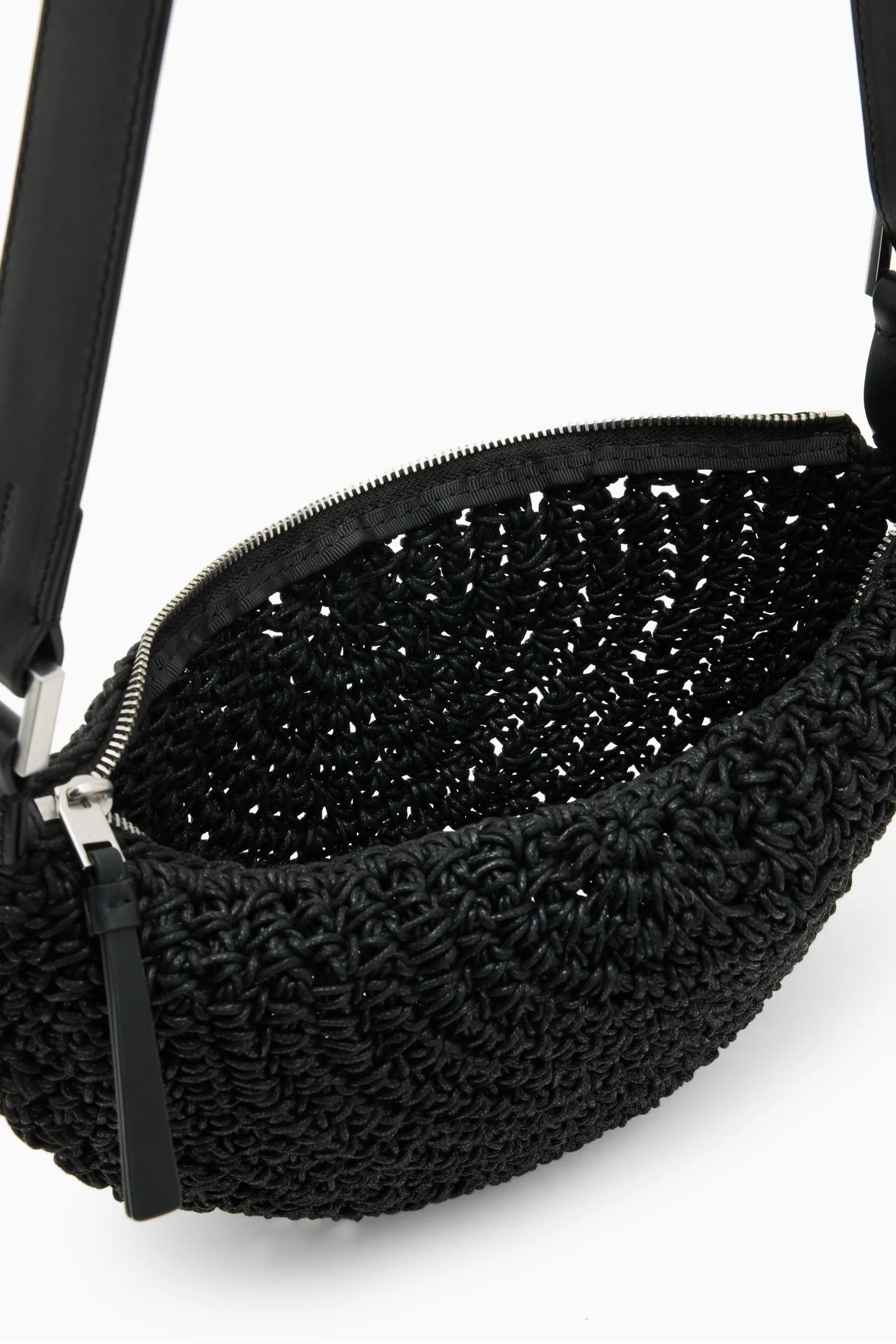 AllSaints - Borsa a tracolla a mezzaluna con nodo    