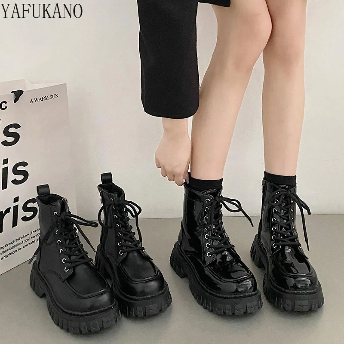 Aumento nero di altezza Stivali corti con suola spessa stile britannico Stivali da donna con plateau Vendita calda Caviglia casu