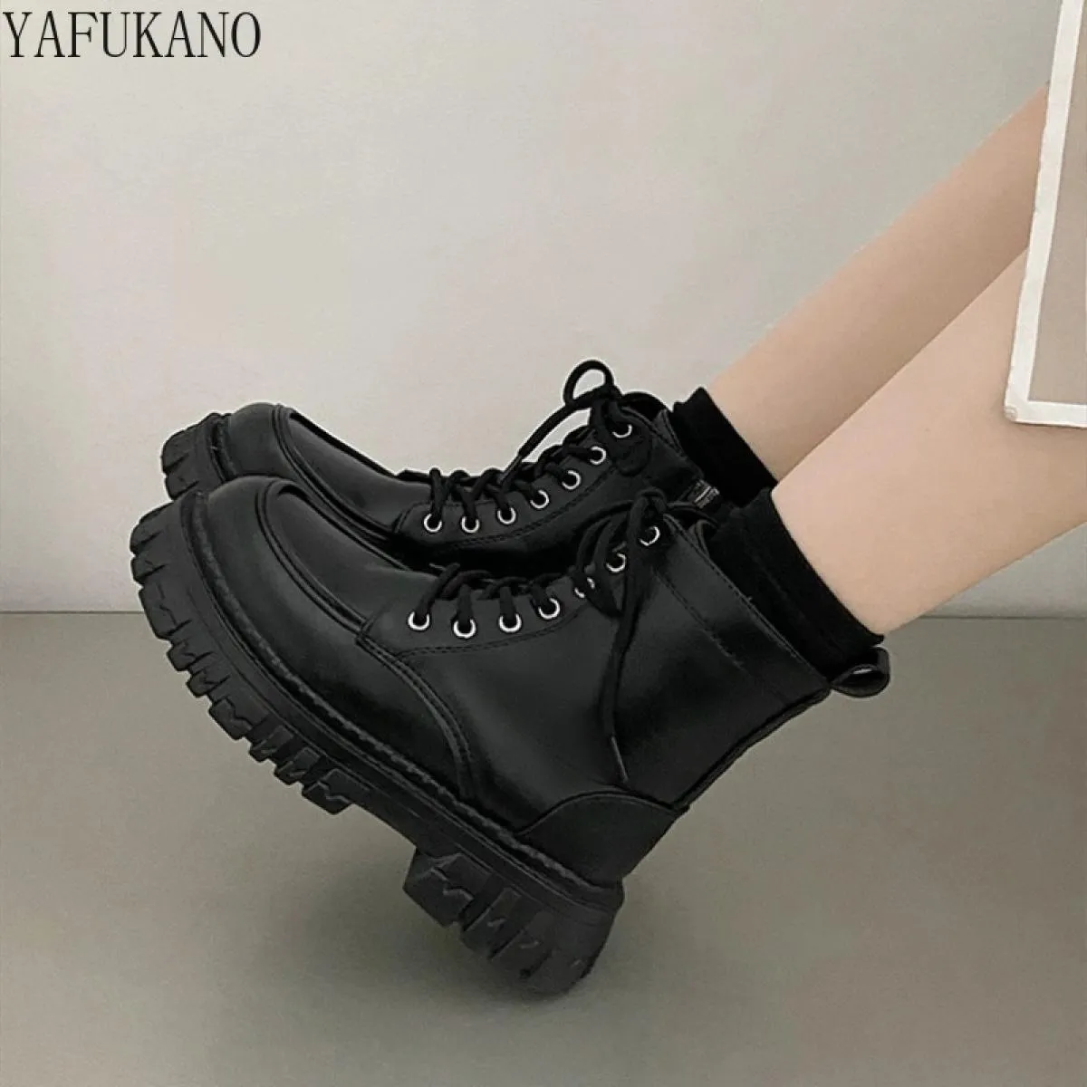 Aumento nero di altezza Stivali corti con suola spessa stile britannico Stivali da donna con plateau Vendita calda Caviglia casu