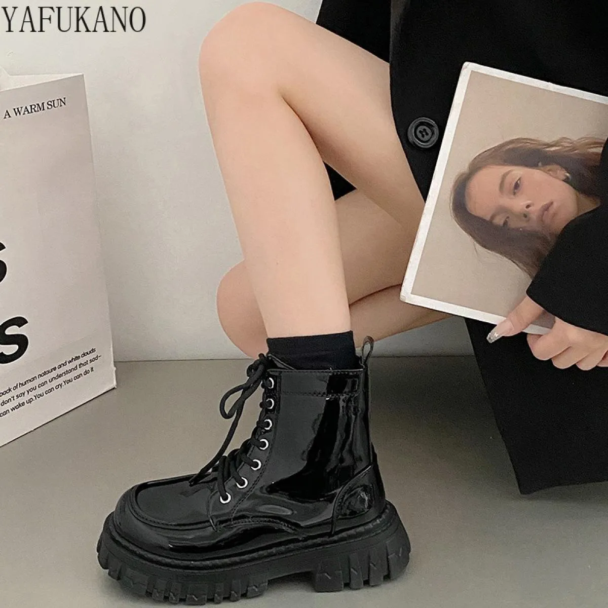 Aumento nero di altezza Stivali corti con suola spessa stile britannico Stivali da donna con plateau Vendita calda Caviglia casu