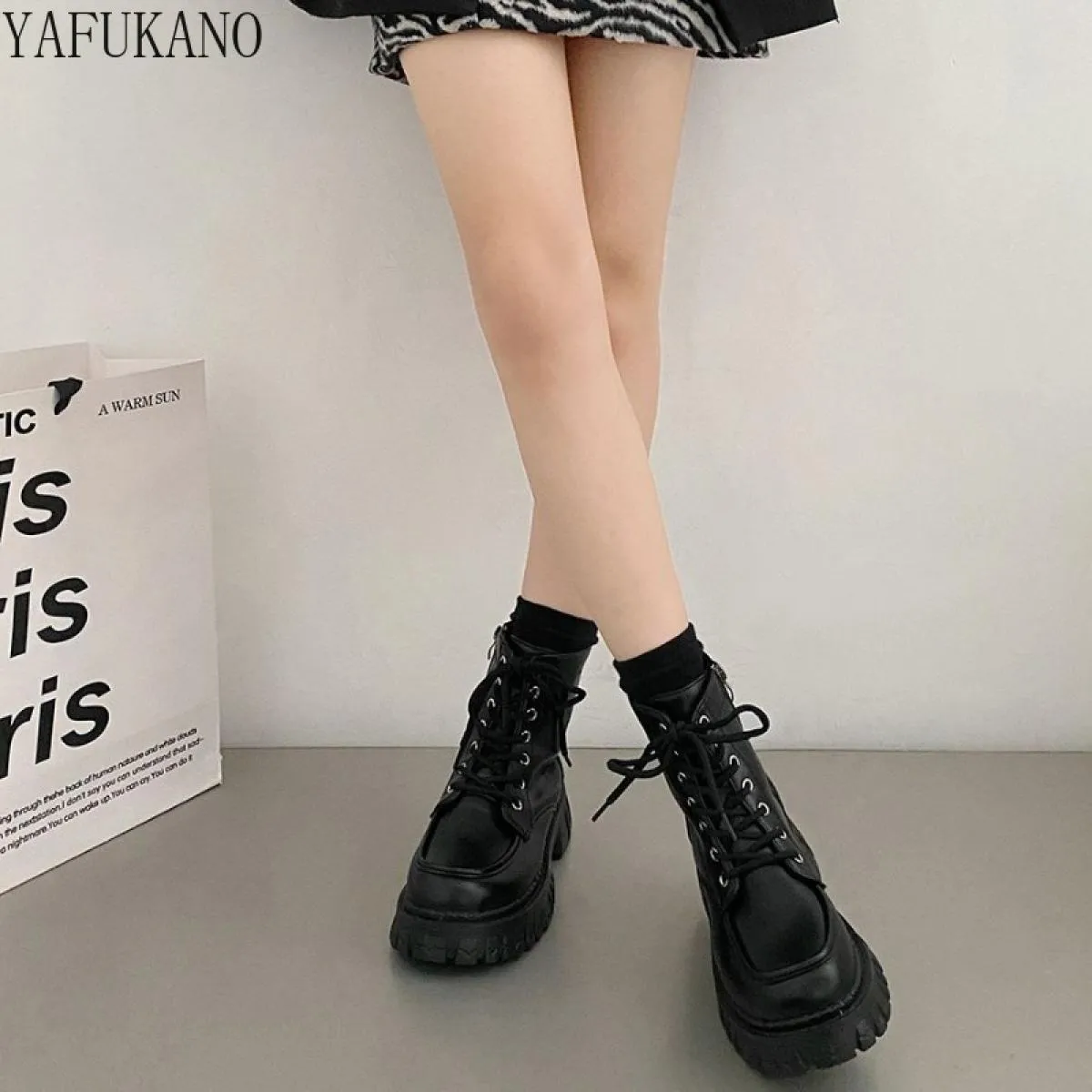 Aumento nero di altezza Stivali corti con suola spessa stile britannico Stivali da donna con plateau Vendita calda Caviglia casu