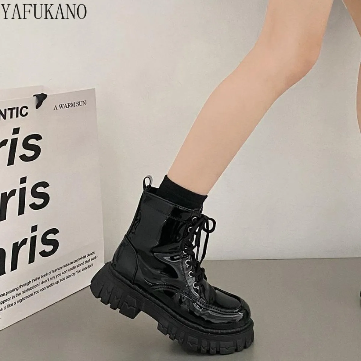 Aumento nero di altezza Stivali corti con suola spessa stile britannico Stivali da donna con plateau Vendita calda Caviglia casu