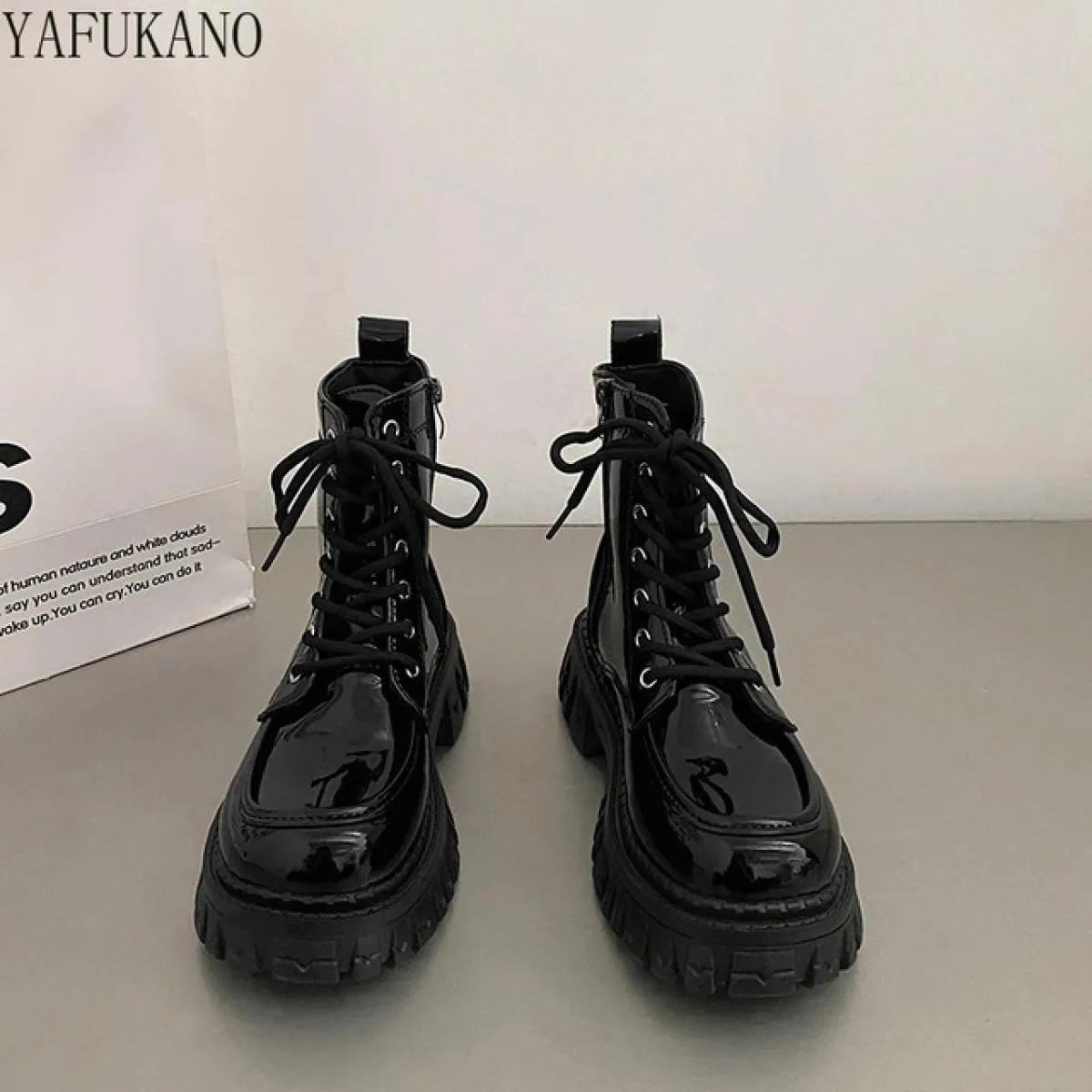 Aumento nero di altezza Stivali corti con suola spessa stile britannico Stivali da donna con plateau Vendita calda Caviglia casu