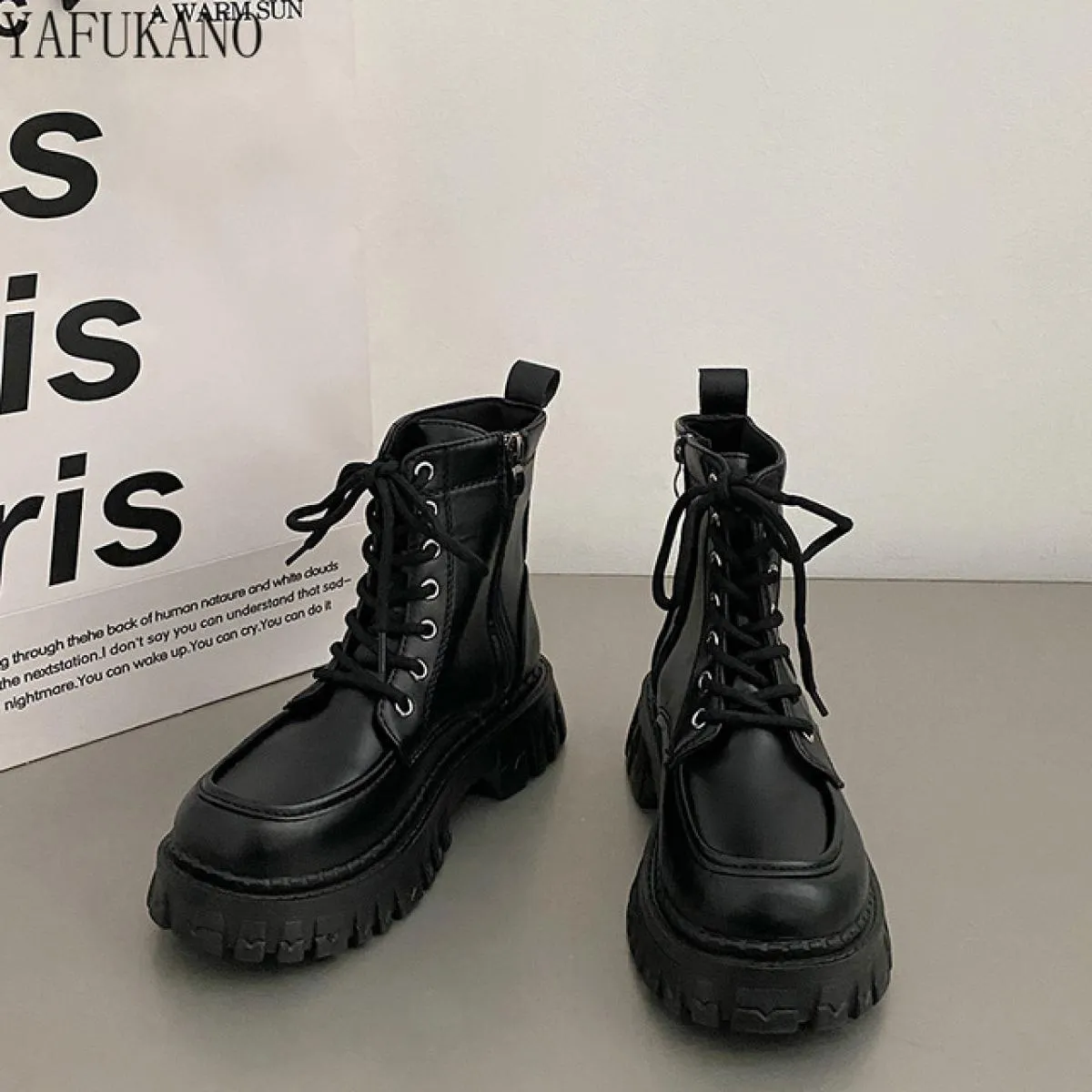 Aumento nero di altezza Stivali corti con suola spessa stile britannico Stivali da donna con plateau Vendita calda Caviglia casu