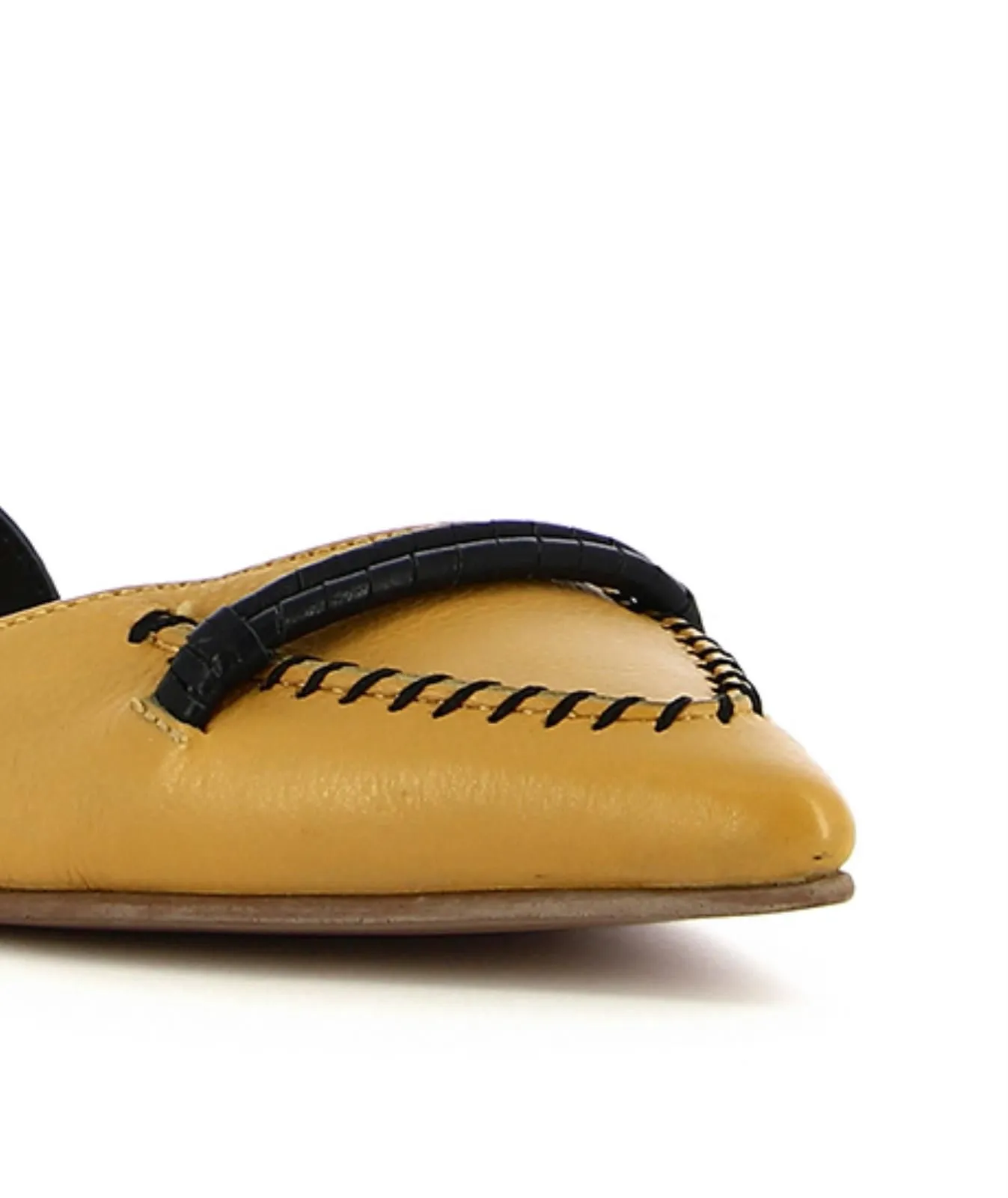 Ballerine a punta gialle in pelle con cuciture e sling back