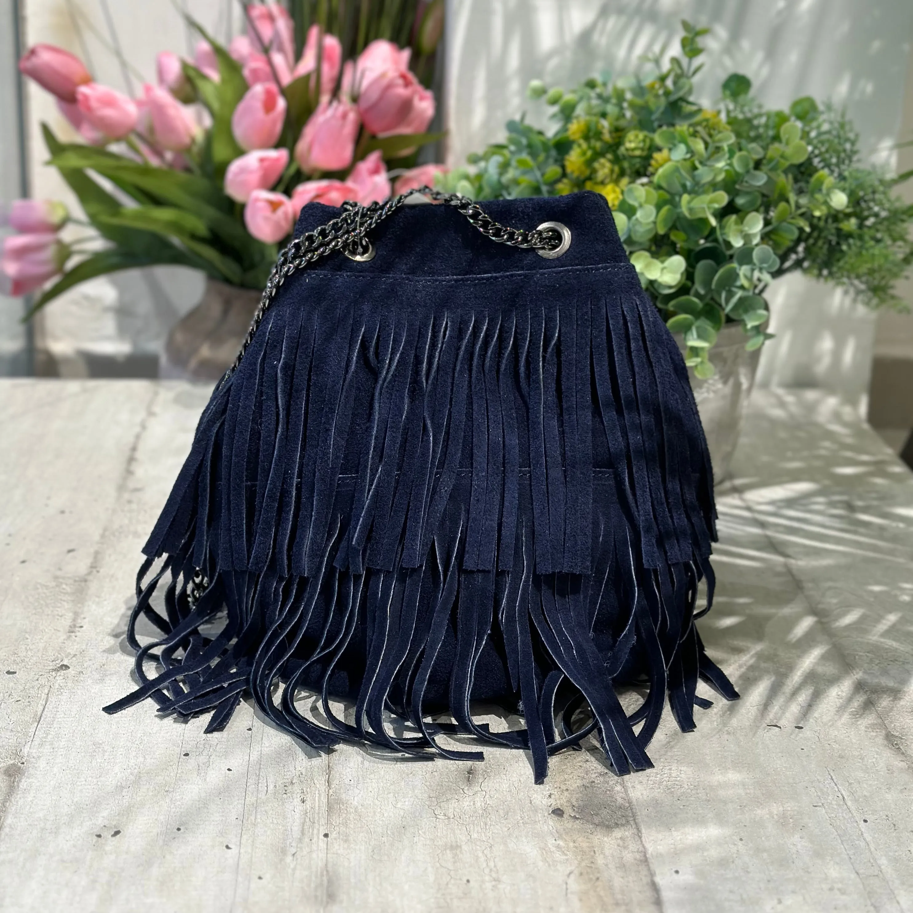 Borsa a Secchiello con Frange Blu Scuro in Pelle Scamosciata