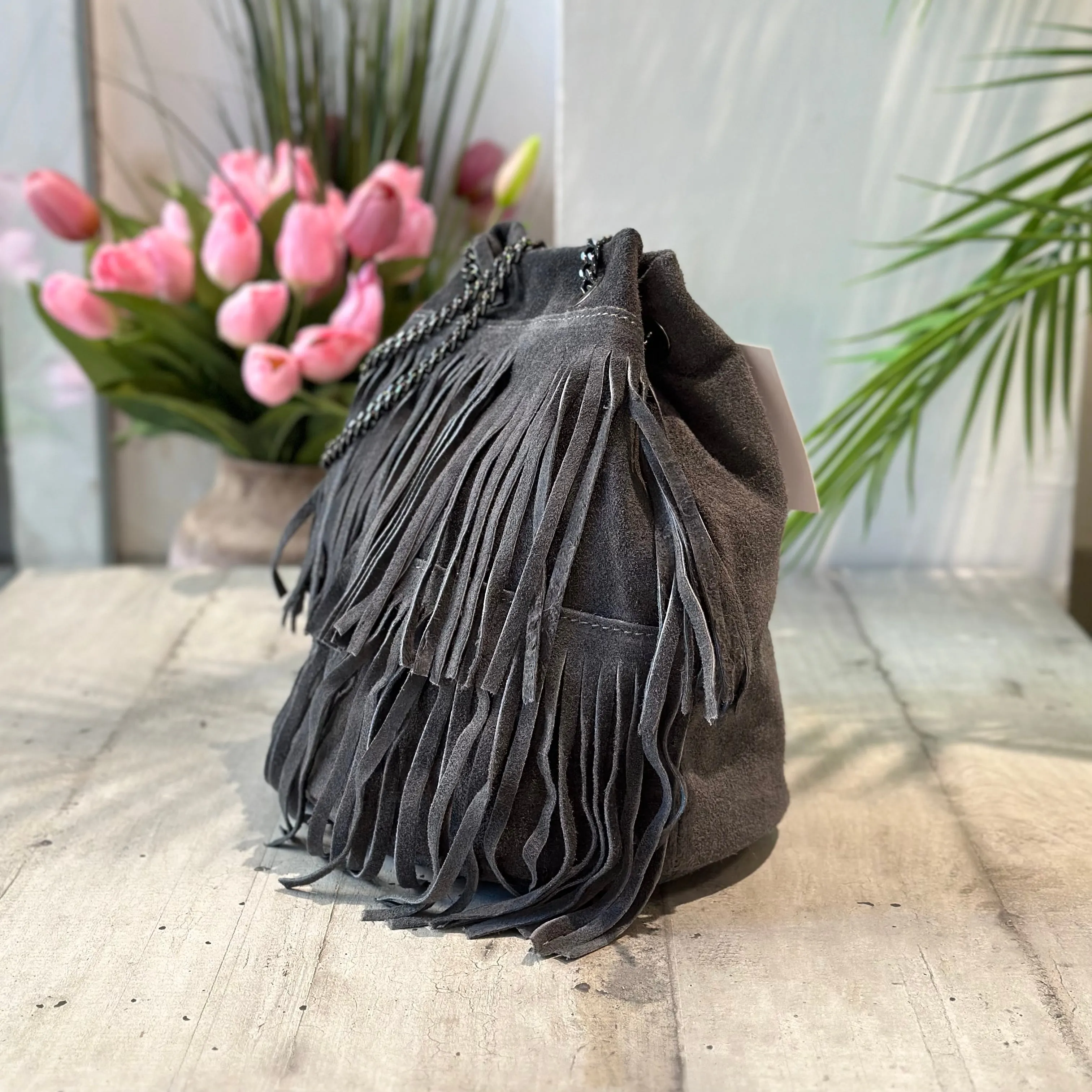 Borsa a Secchiello con Frange Grigia in Pelle Scamosciata
