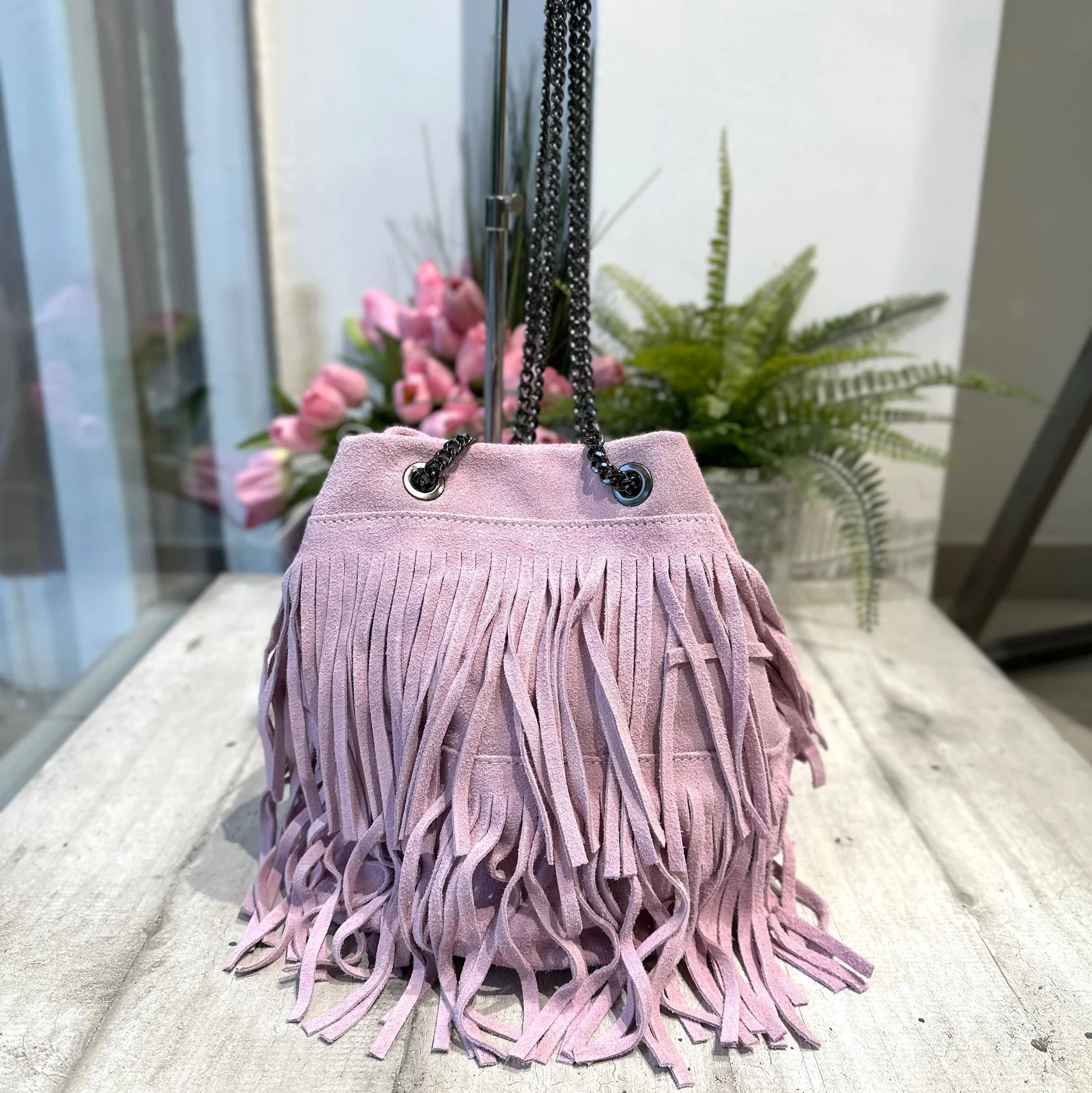 Borsa a Secchiello con Frange Lilla in Pelle Scamosciata