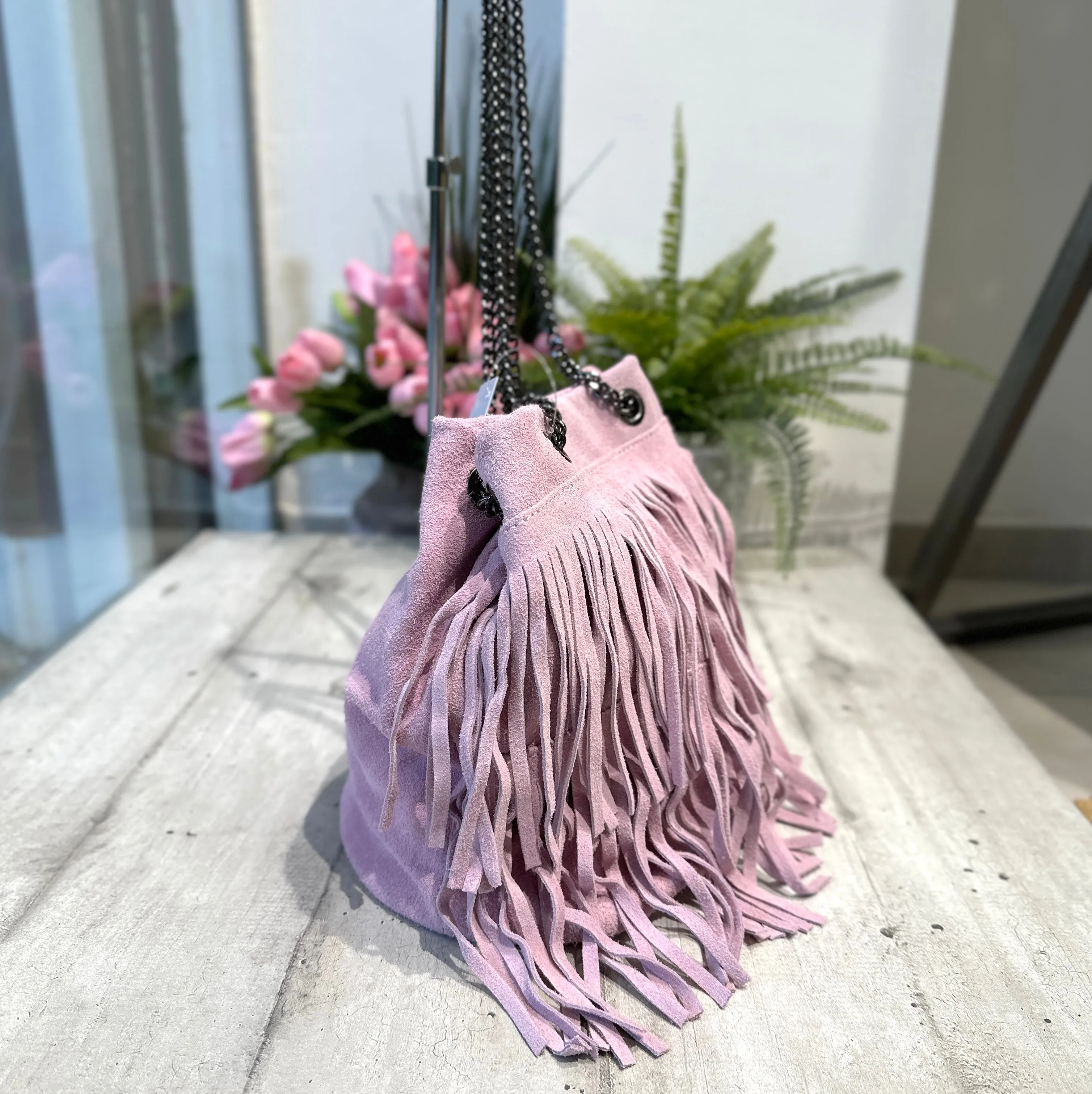 Borsa a Secchiello con Frange Lilla in Pelle Scamosciata