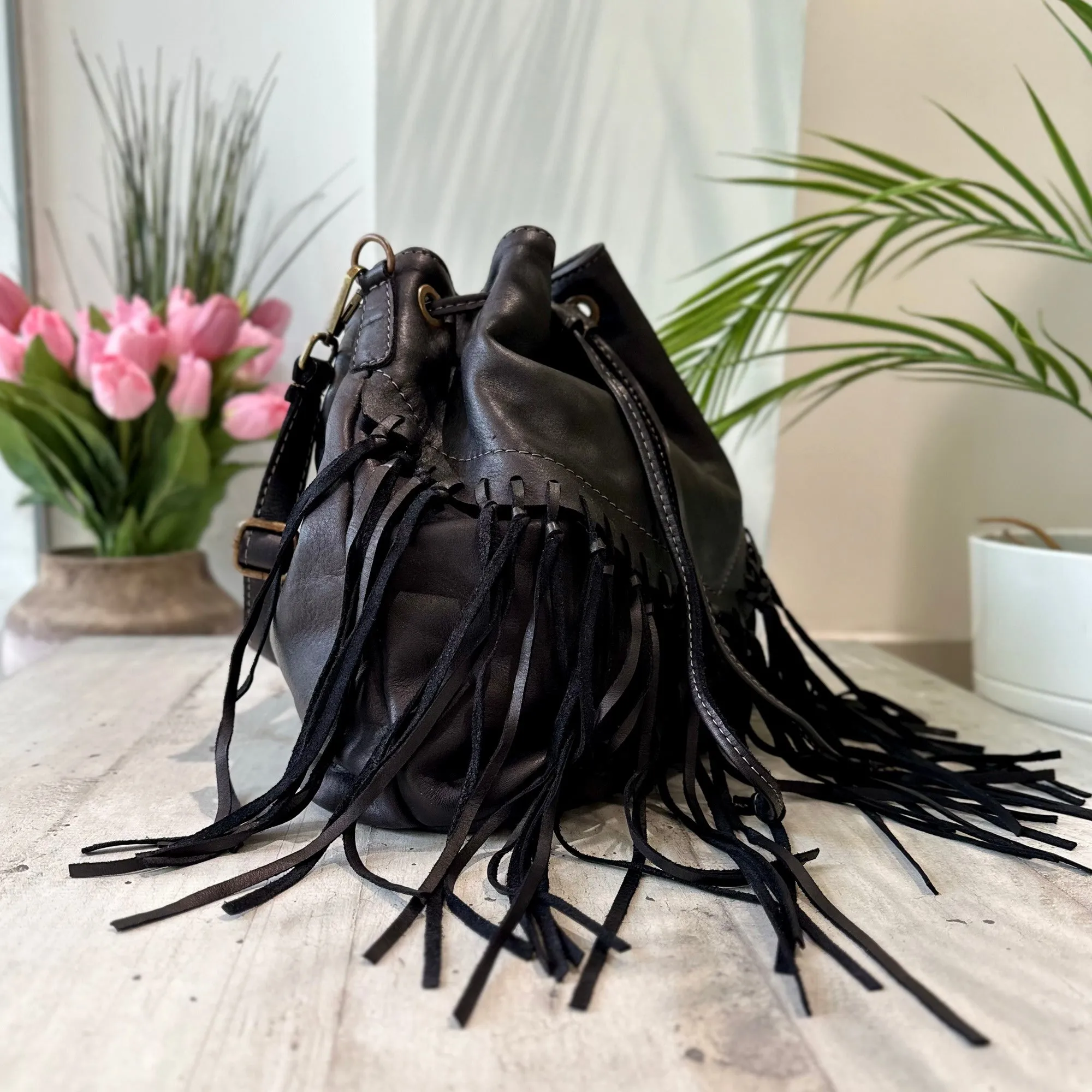 Borsa a Secchiello con Frange Nero in Pelle Nabuk Vintage