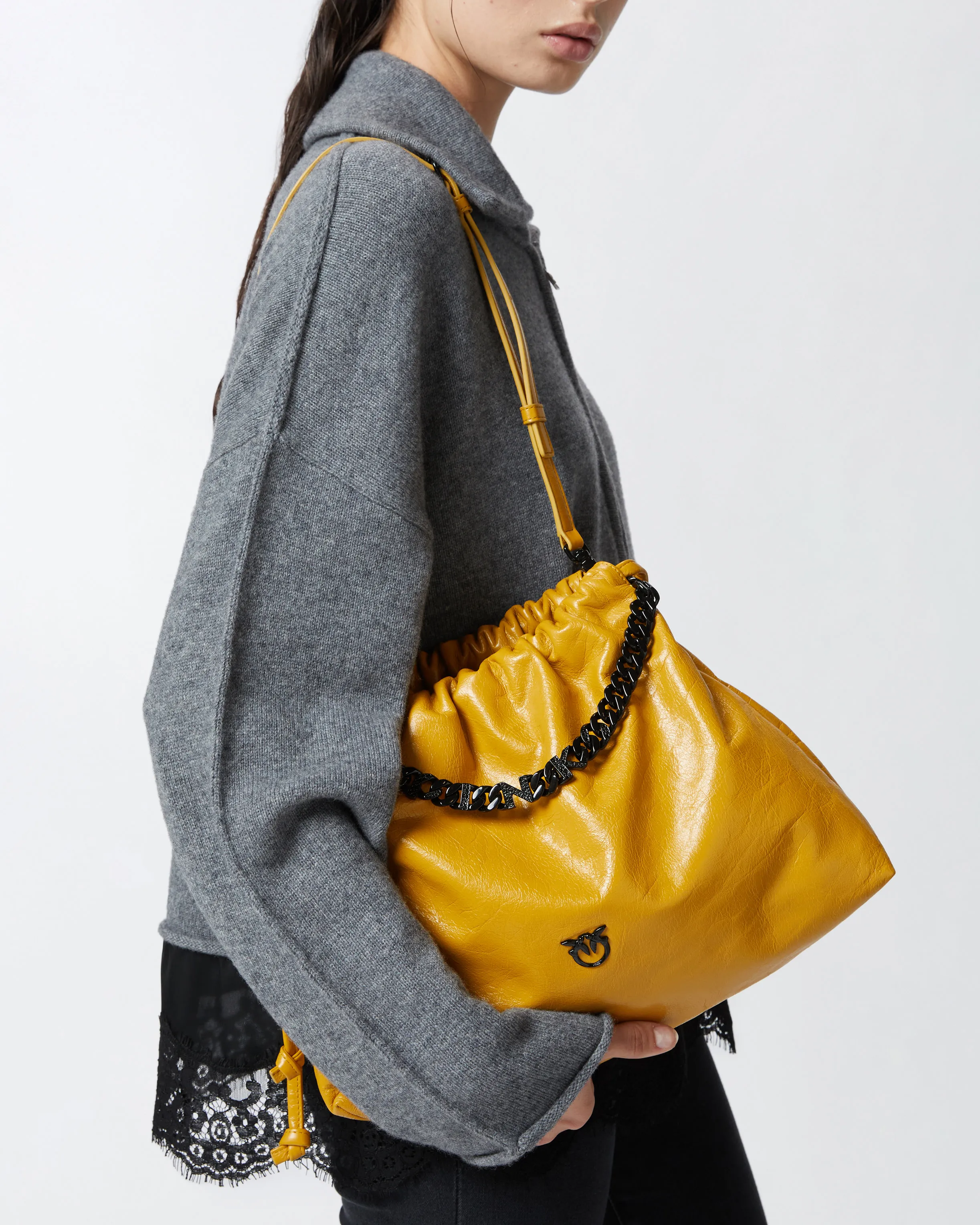  Borsa a spalla con tracollina a catena in pelle naplak    
