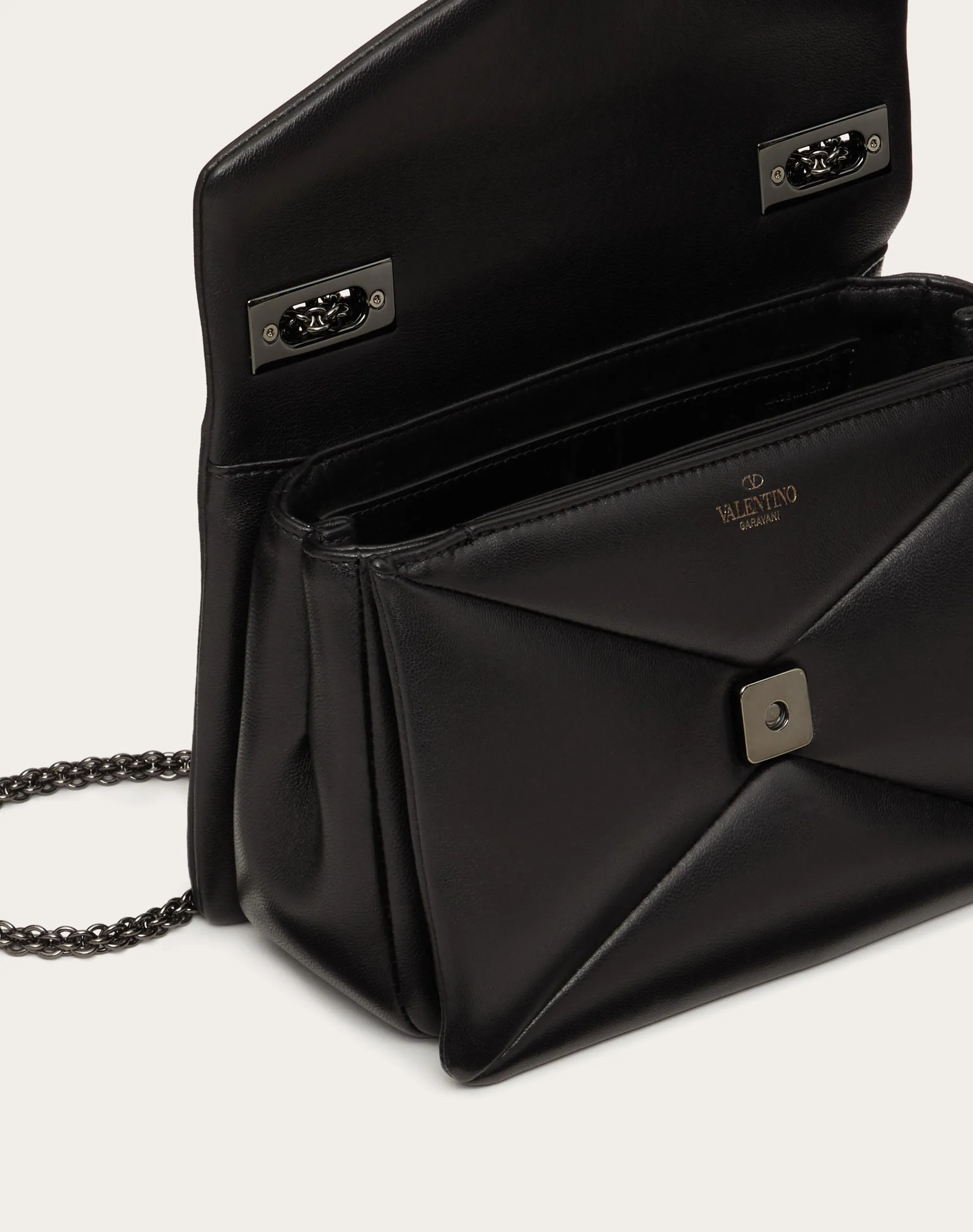 BORSA PICCOLA CON CATENA VALENTINO GARAVANI ONE STUD IN NAPPA CON BORCHIA TONO SU TONO
