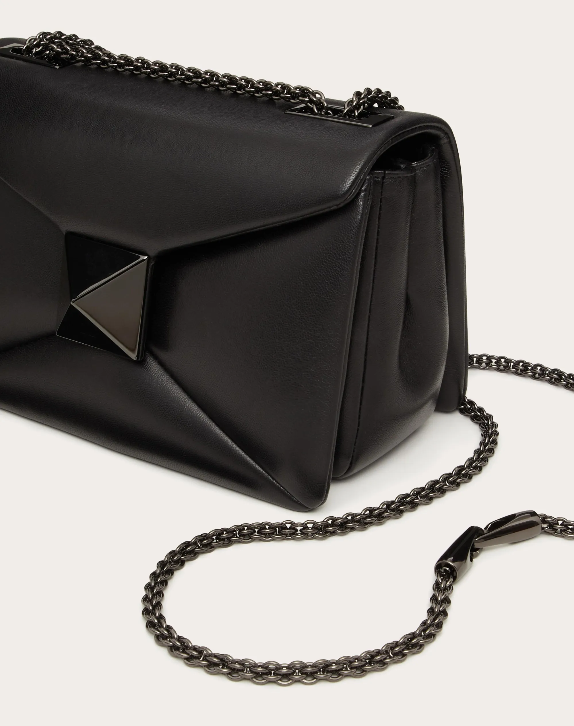 BORSA PICCOLA CON CATENA VALENTINO GARAVANI ONE STUD IN NAPPA CON BORCHIA TONO SU TONO
