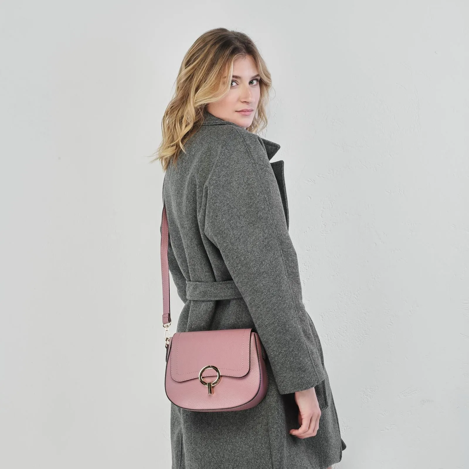 Borsa rosa in pelle con tracolla regolabile