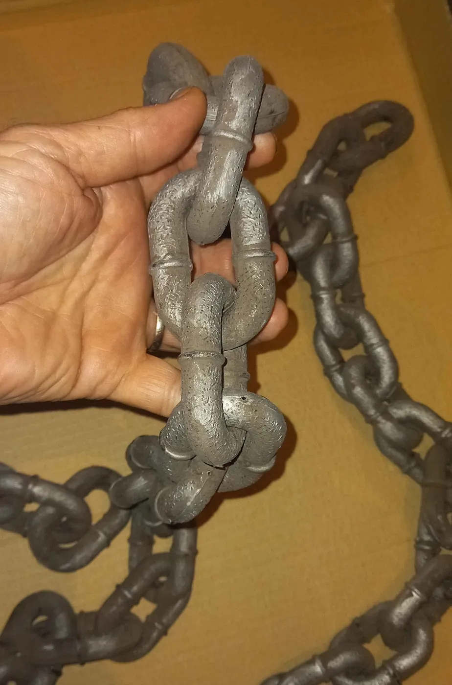 Catene in plastica color ferro antico tre pezzi per allestimenti Halloween e Pirati