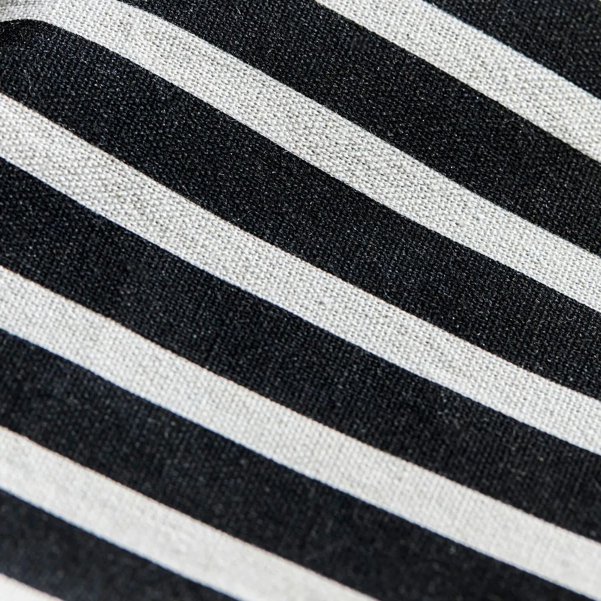 Cesto portabiancheria a righe.jn{font-size:18px}Nero-bianco