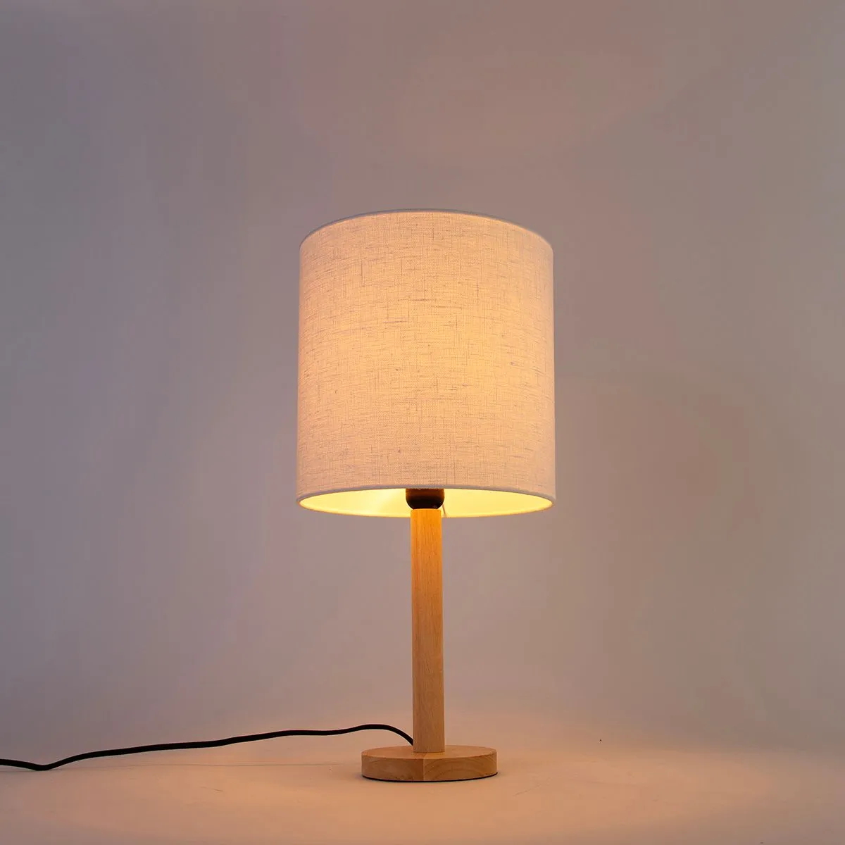 Lampada da tavolo rurale in legno con paralume bianco - Mels