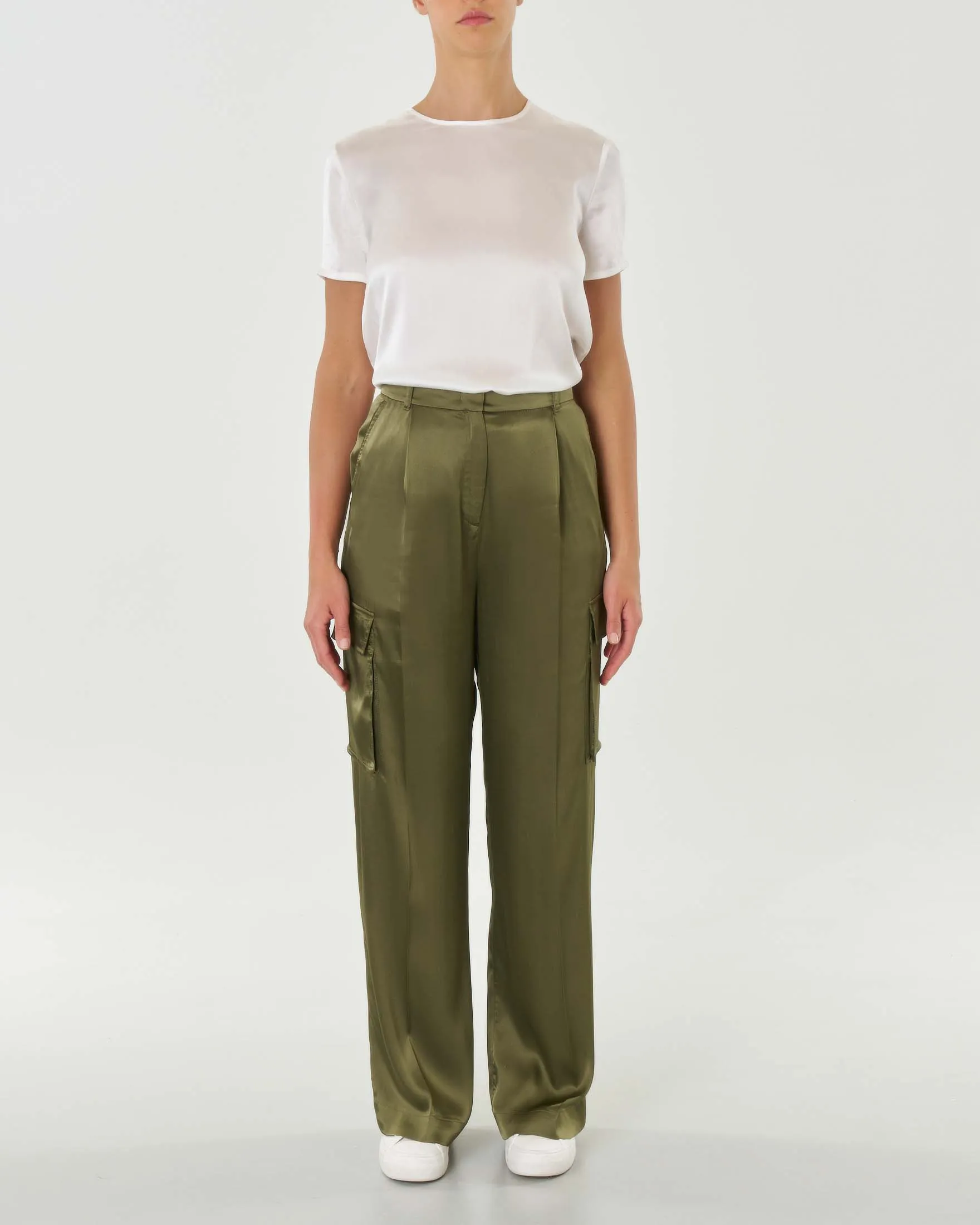 Pantaloni verde militare cargo in raso di misto seta con pinces in vita