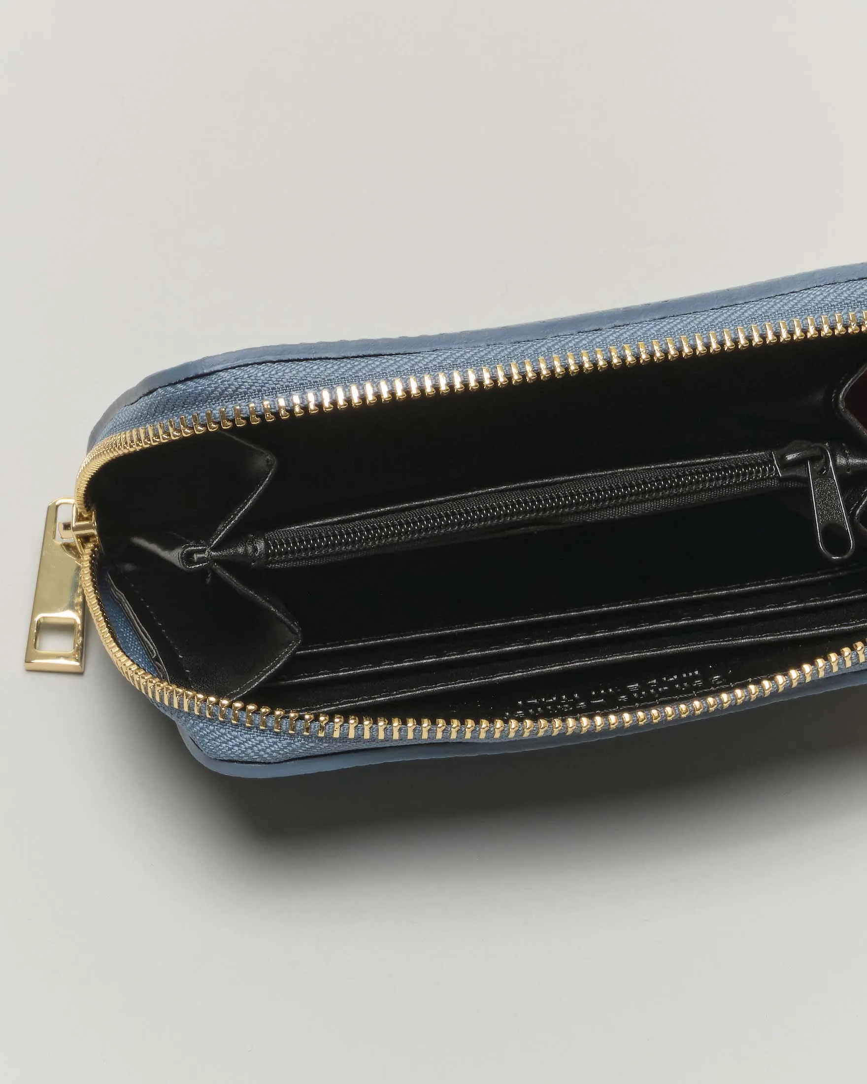 Portafoglio azzurro in pelle martellata con chiusura a cerniera