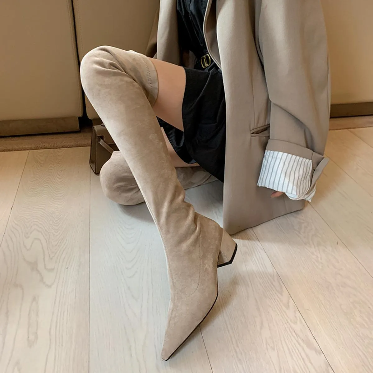 Stivali sopra il ginocchio da donna di design di marca Nuovi stivali a punta con tacco spesso Scarpe in pelle scamosciata di muc