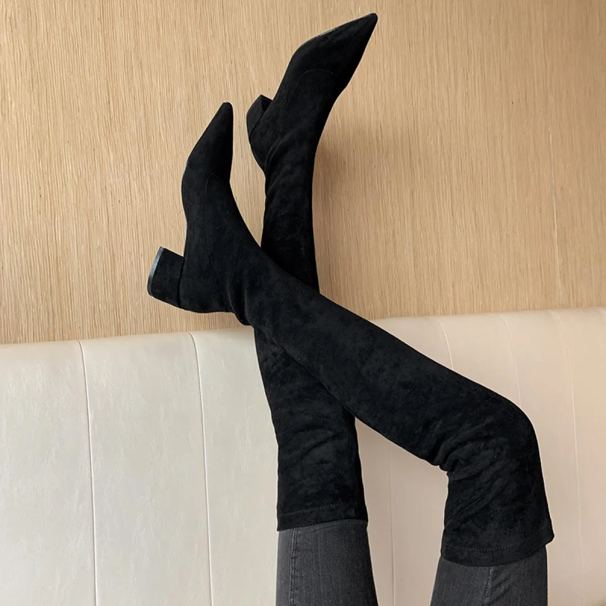 Stivali sopra il ginocchio da donna di design di marca Nuovi stivali a punta con tacco spesso Scarpe in pelle scamosciata di muc