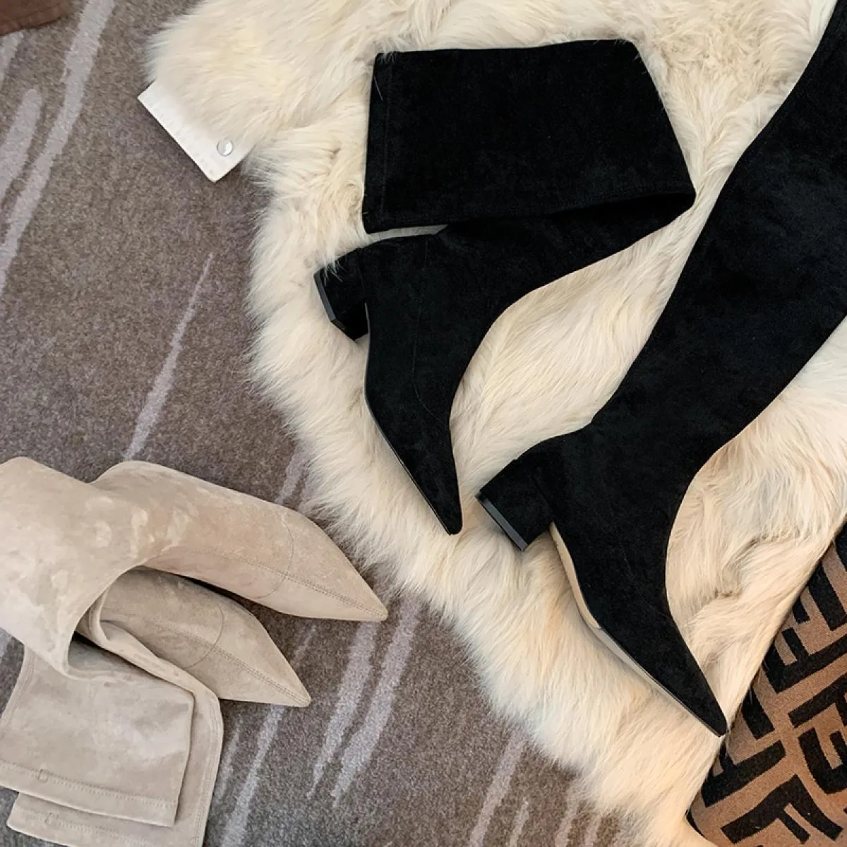 Stivali sopra il ginocchio da donna di design di marca Nuovi stivali a punta con tacco spesso Scarpe in pelle scamosciata di muc