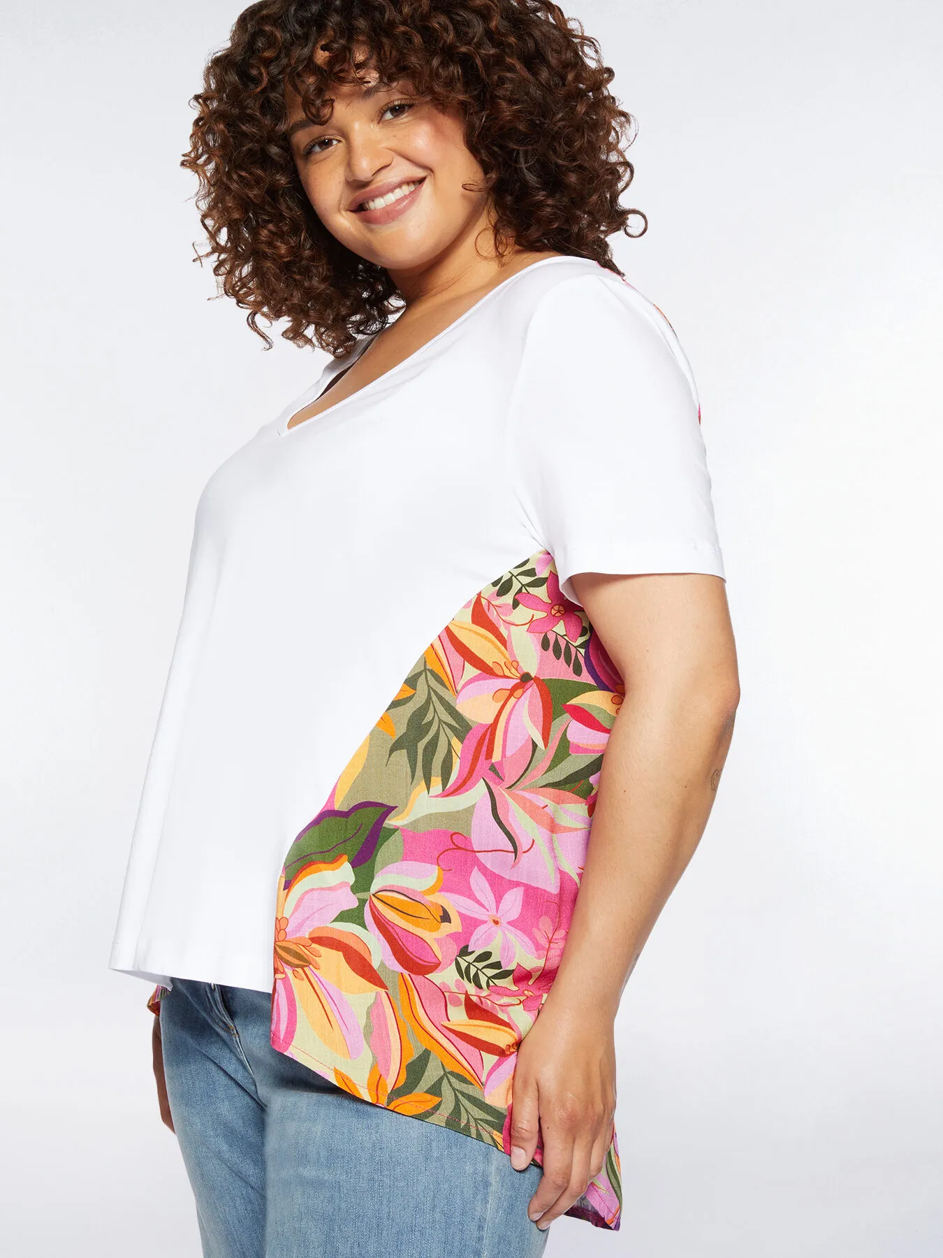 T-shirt con inserti floreali