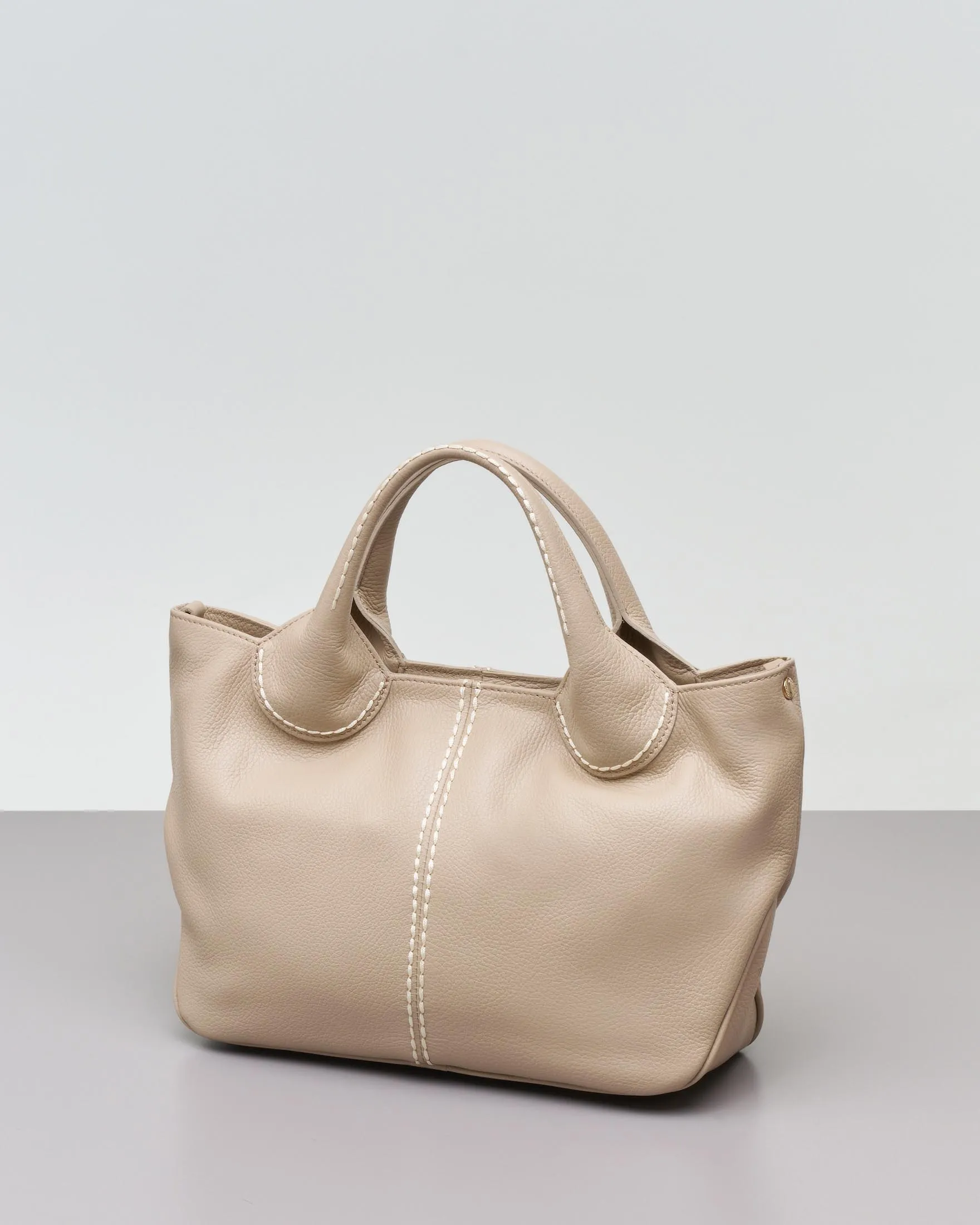 Tote bag misura piccola greige in pelle martellata con impunture a contrasto
