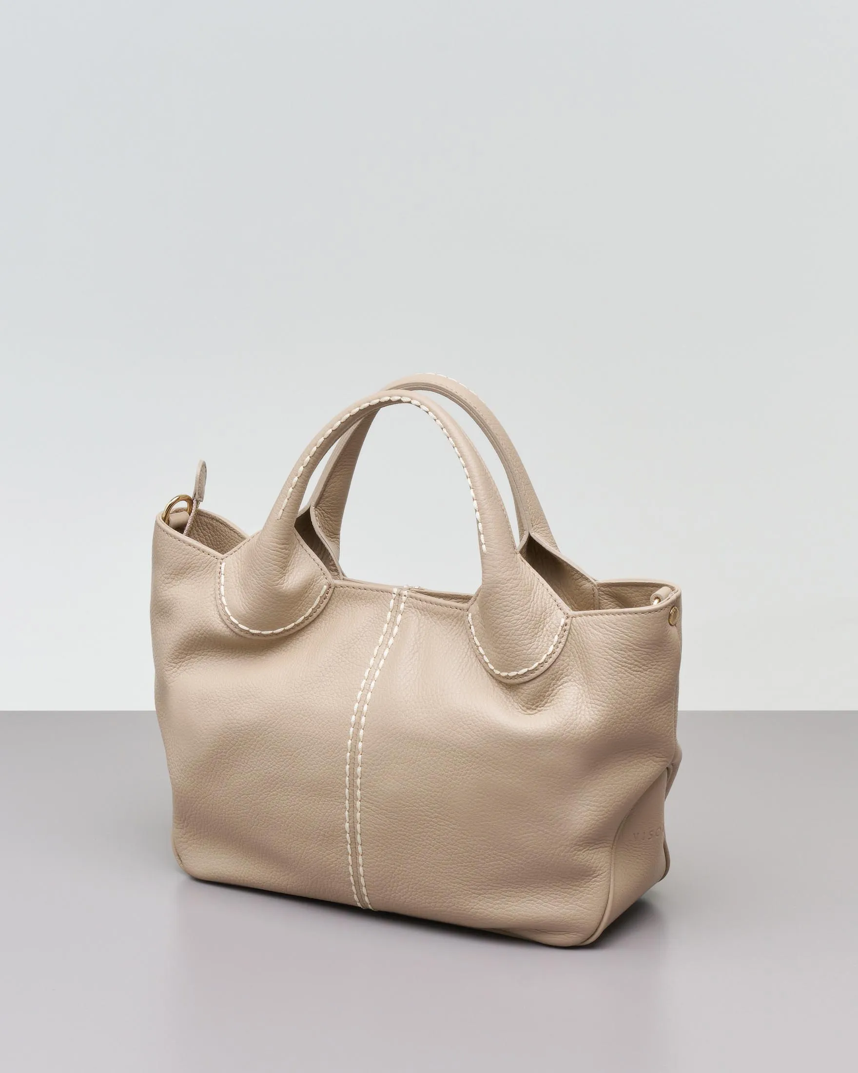 Tote bag misura piccola greige in pelle martellata con impunture a contrasto