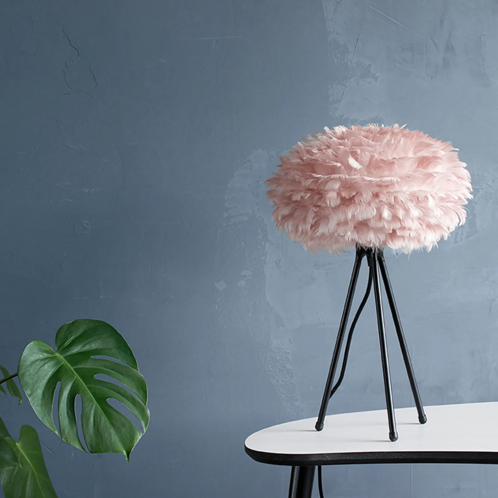 UMAGE Eos mini da tavolo rosa treppiede nero
